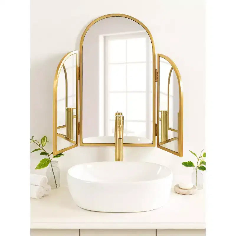 Specchio a muro a tre ante ad arco - Oro spazzolato, 27.5" x 27.5"