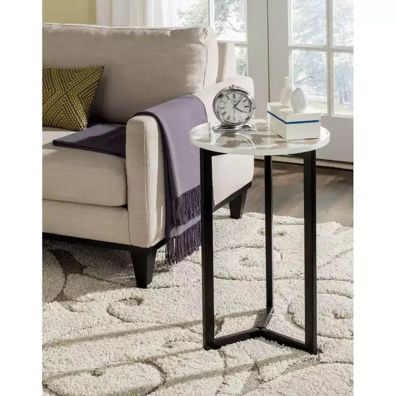 Tavolino rotondo d'appoggio con base geometrica in metallo